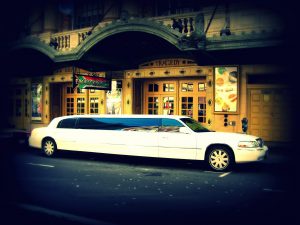 10 Passenger White Lincoln Limousine Stretch Sedan